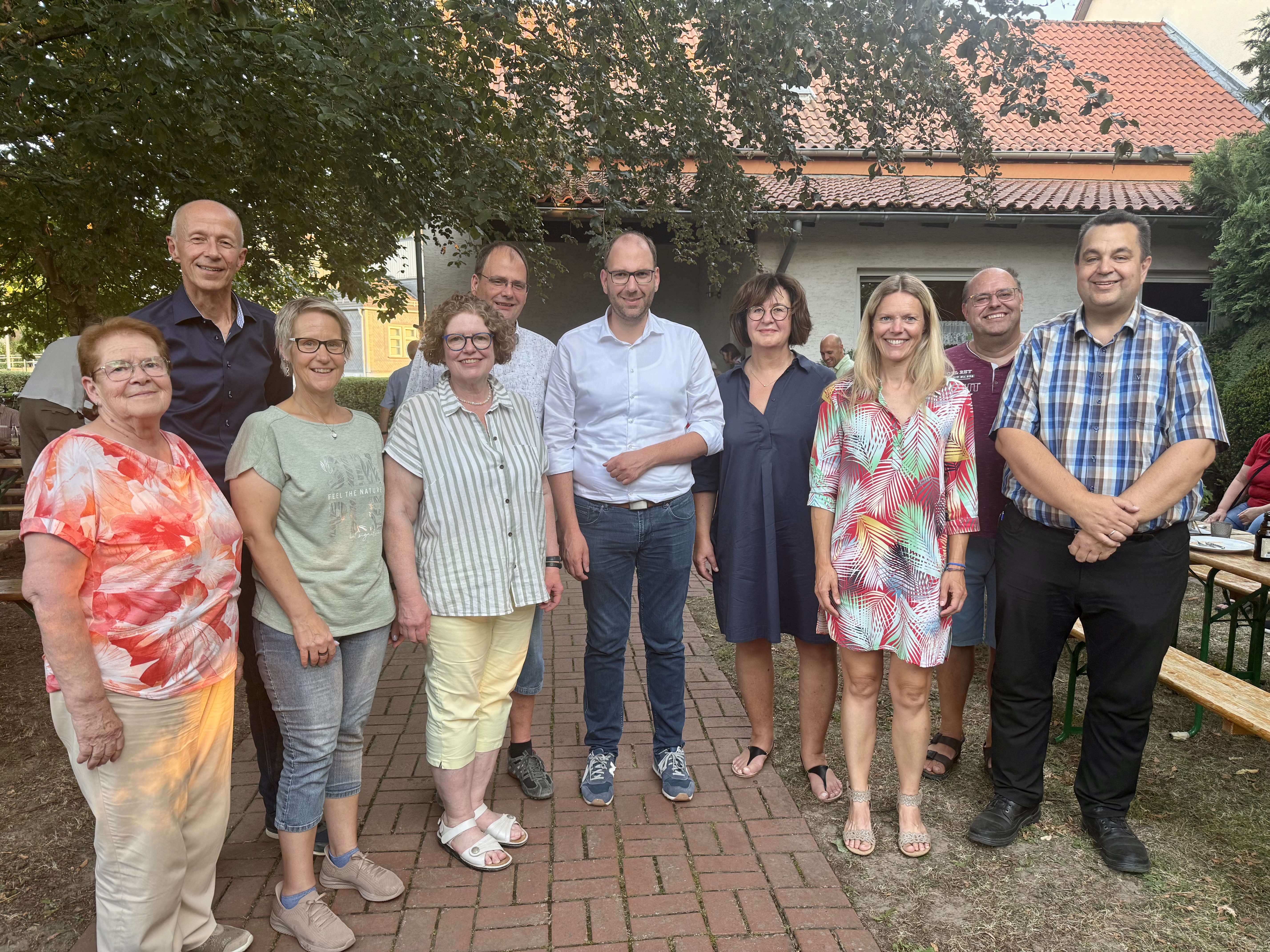 Staatsminister Armin Schwarz und MdB Jan-Wilhelm Pohlmann (2.u.6.v.l.) nahmen als Ehreng�ste am Sommerfest der CDU Volkmarsen teil. Parteivorsitzender Thomas Viesehon (r.) und Fraktionsvorsitzender Martin Schmand (5.v.l.) freuten sich mit ihren Teams �ber