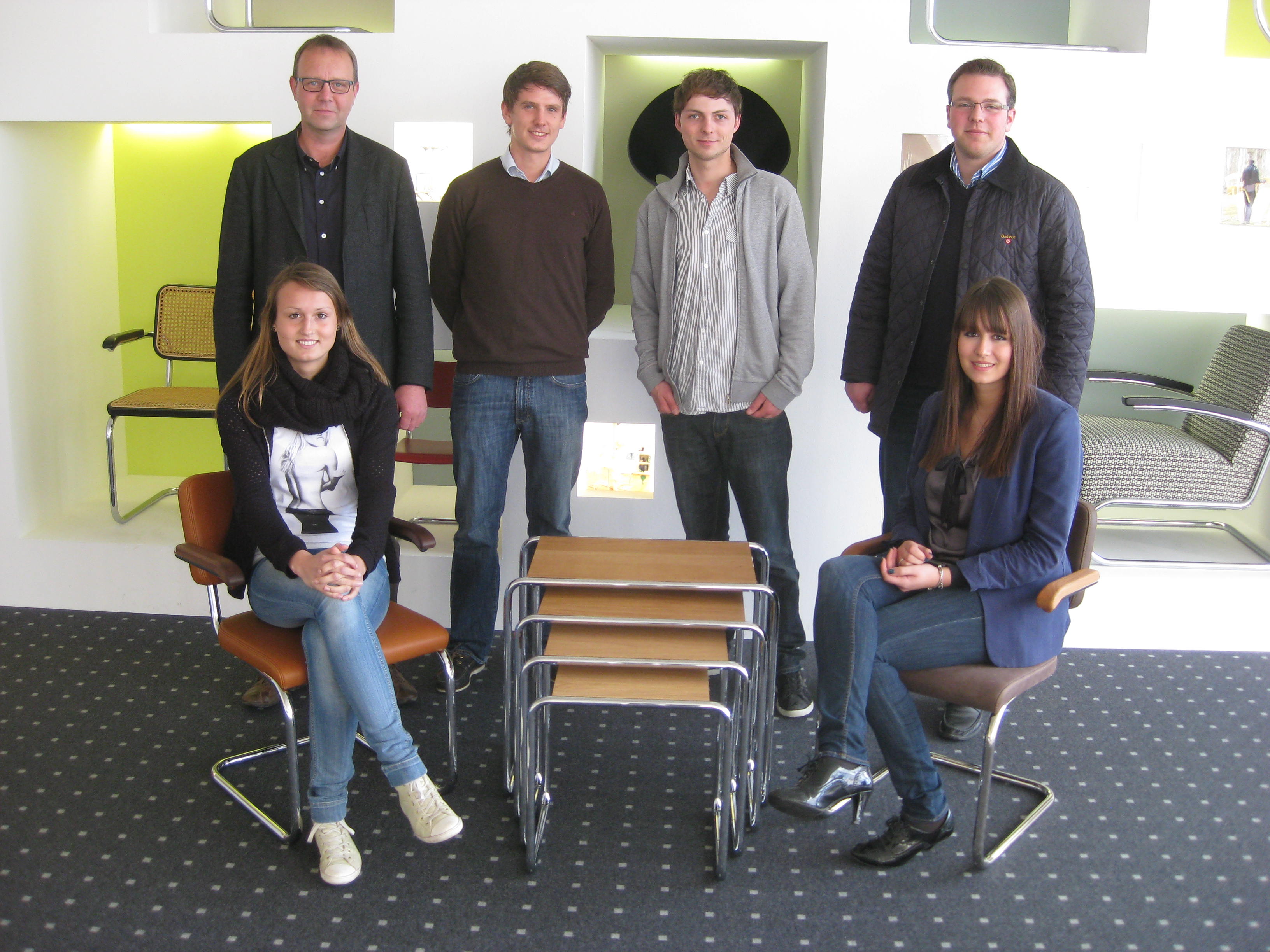 Mitglieder der Jungen Union Frankenberg mit dem Betriebsleiter der Firma Thonet GmbH, Herrn Nobert Frisch (hinten links).