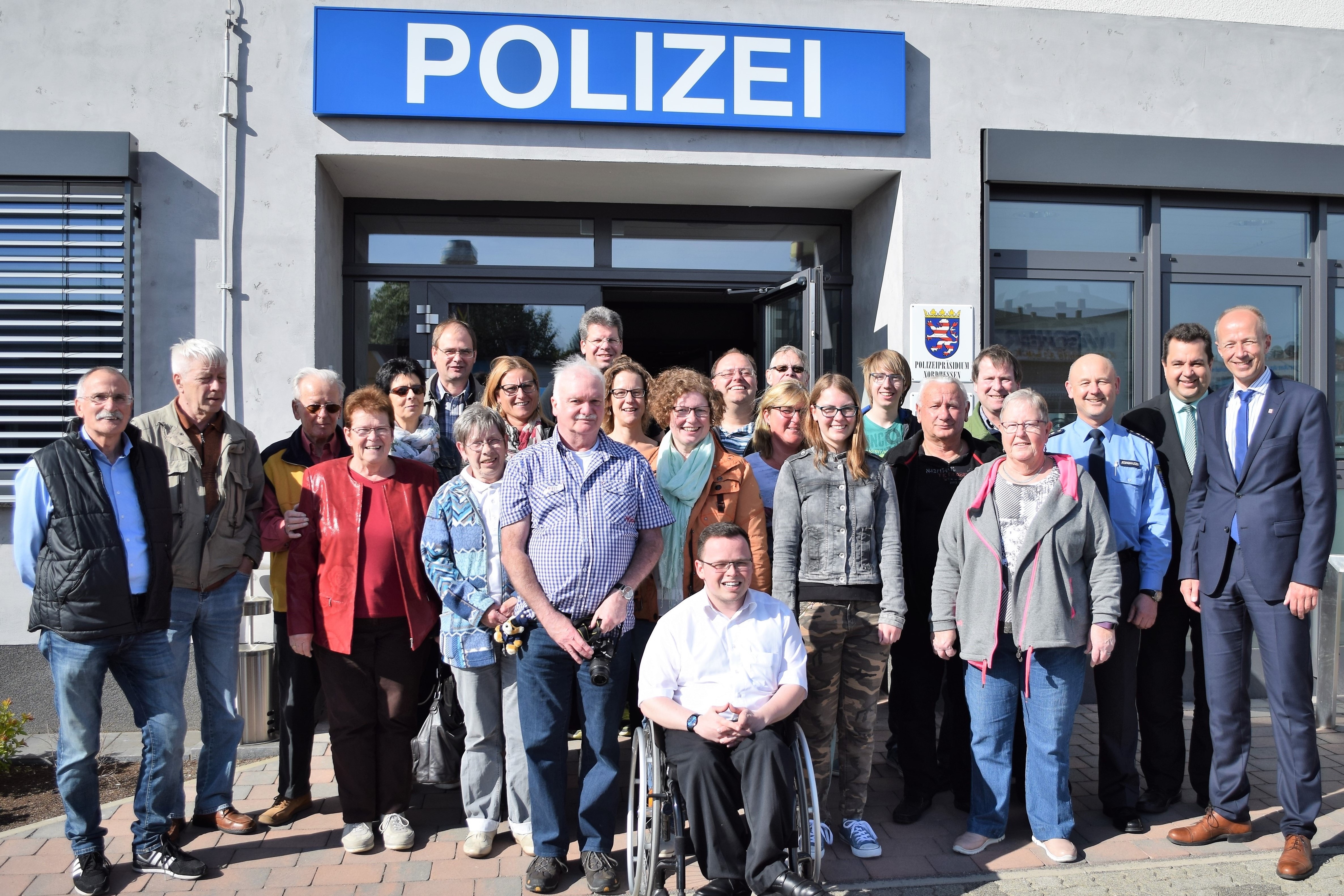 Die CDU Volkmarsen mit Vorsitzenden Thomas Viesehon (2.v.r.) und Fraktionsvorsitzenden Martin Schmand (6.v.l) besuchte gemeinsam mit dem CDU-Landtagsabgeordneten Armin Schwarz (r.) die neue Polizeistation in Bad Arolsen, die vom Ersten Polizeihauptkommiss