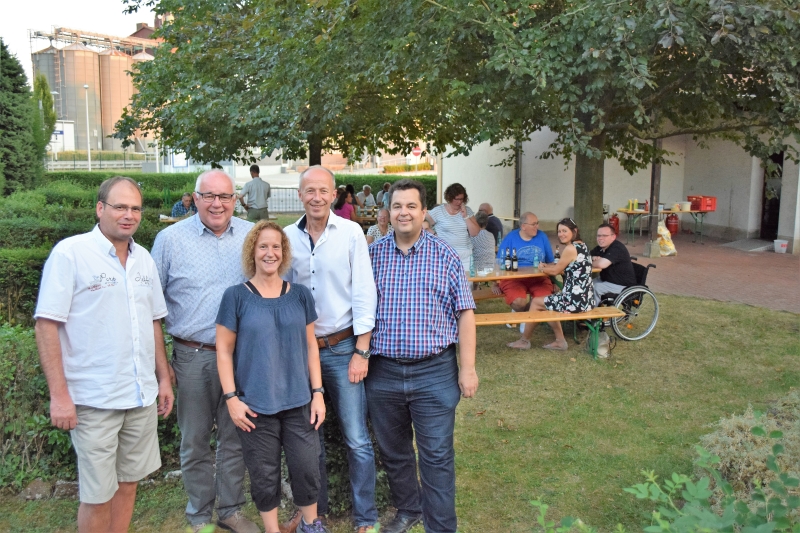 Beim gutbesuchten Sommerfest der CDU Volkmarsen konnte der Stadtverbandsvorsitzende Thomas Viesehon (r.) gemeinsam mit seiner Stellvertreterin Alexandra Czok und dem Fraktionsvorsitzenden Martin Schmand (l.) auch wieder Bürgermeister Hartmut Linnekugel un