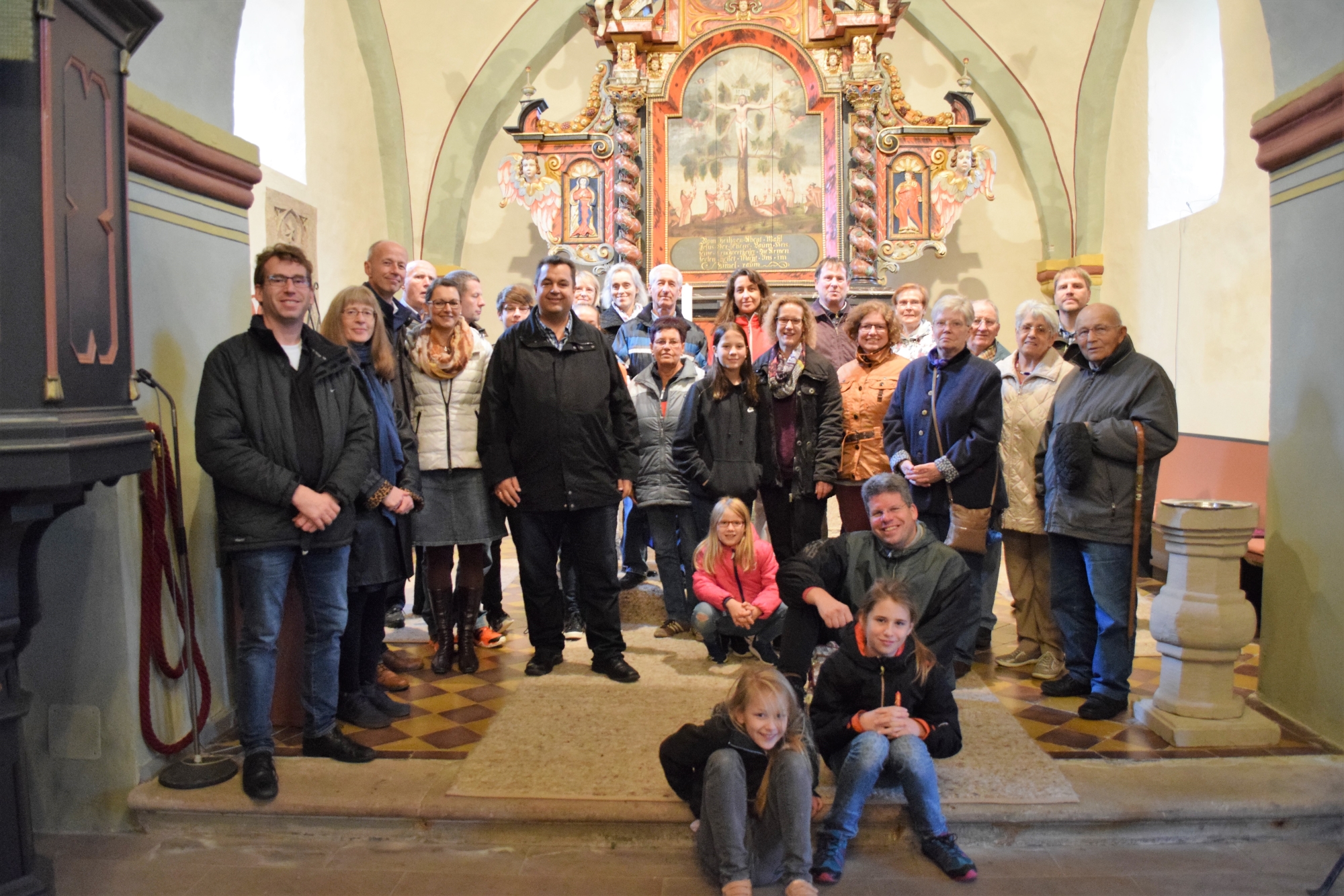 Die CDU Volkmarsen besuchte bei ihrem diesjährigen Ausflug zum Tag der Deutschen Einheit in Usseln unter anderem die Kilianskirche, wo Pfarrerin Gisela Grundmann (2.v.l.) im Rahmen einer Andacht auch auf den restaurierten Brützel-Altar einging. Begleitet 