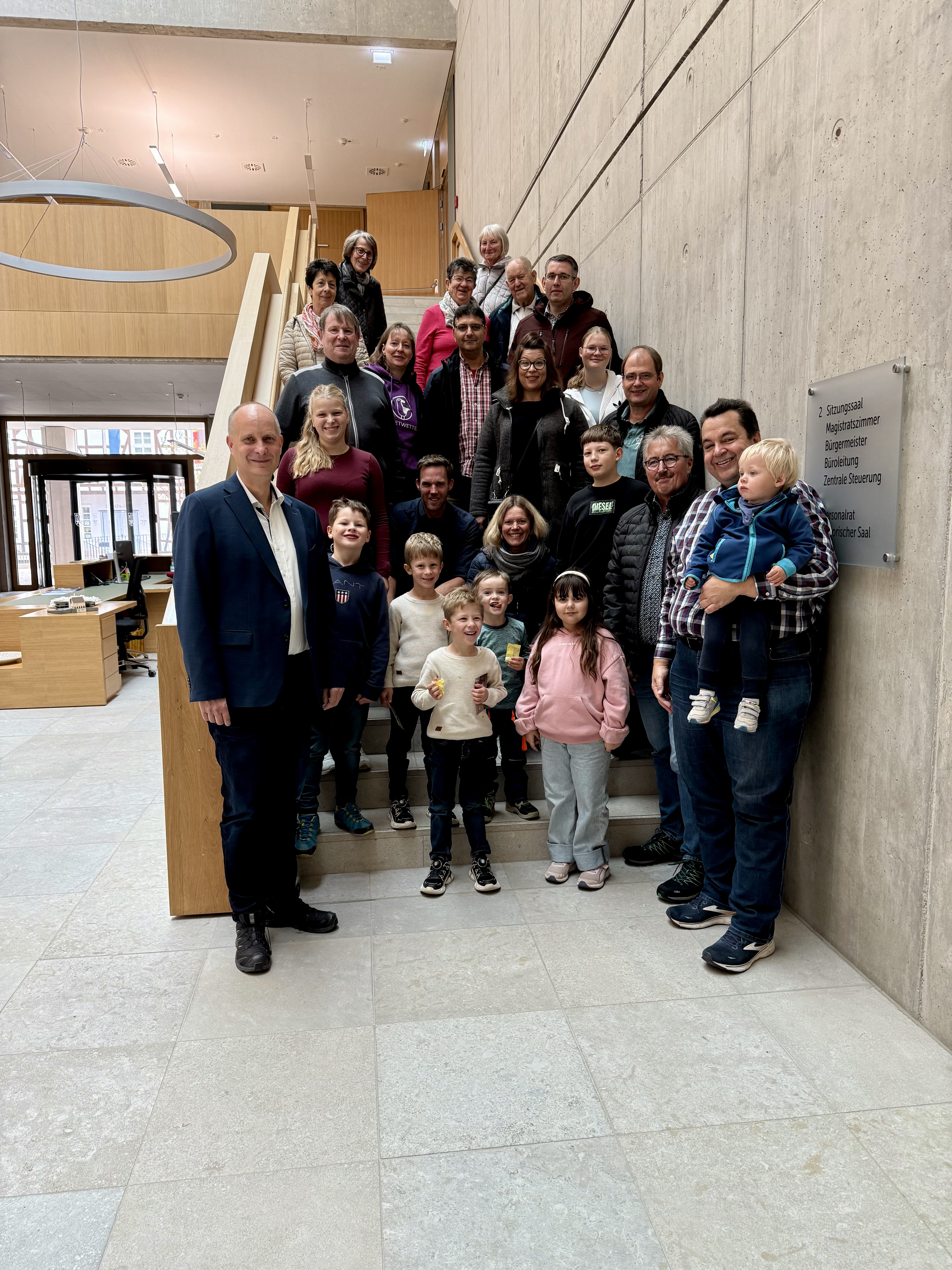 Trotz Feiertag nahm sich B�rgermeister Stefan Kieweg (l.) am Tag der Deutschen Einheit die Zeit, die Volkmarser Christdemokraten unter Leitung ihres Vorsitzenden Thomas Viesehon (r.) durch das Korbacher Rathaus zu f�hren.